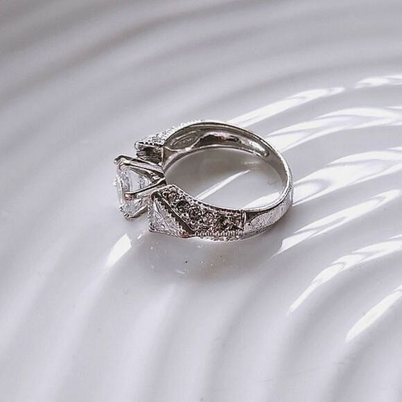 Y2K Avon platinum plated 100 facet CZāsilver tone ring - Picture 11 of 11